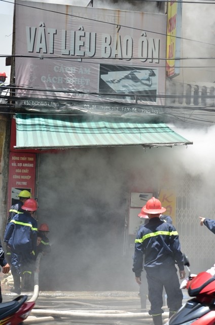 Thông tin ban đầu cho biết, khi xảy ra vụ cháy, chị Nga – chủ cửa hàng và 2 nhân viên đang có mặt tại cửa hàng.